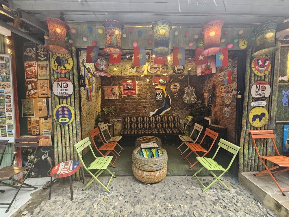 Petit restaurant où il est possible de regarder le train de Hanoi passer