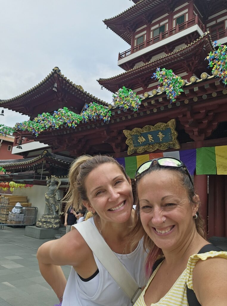 Voyage à Singapour avec ma sœur devant le temple bouddhiste coloré, lors d’un grand voyage en Asie, incluant un itinéraire au Vietnam