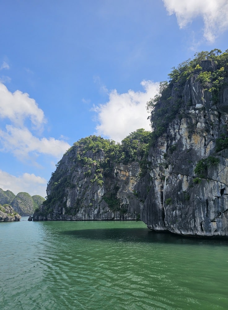 Rochers spectaculaires de la Baie de Lan Ha au Vietnam, un incontournable à voir lors d'un voyage en Asie