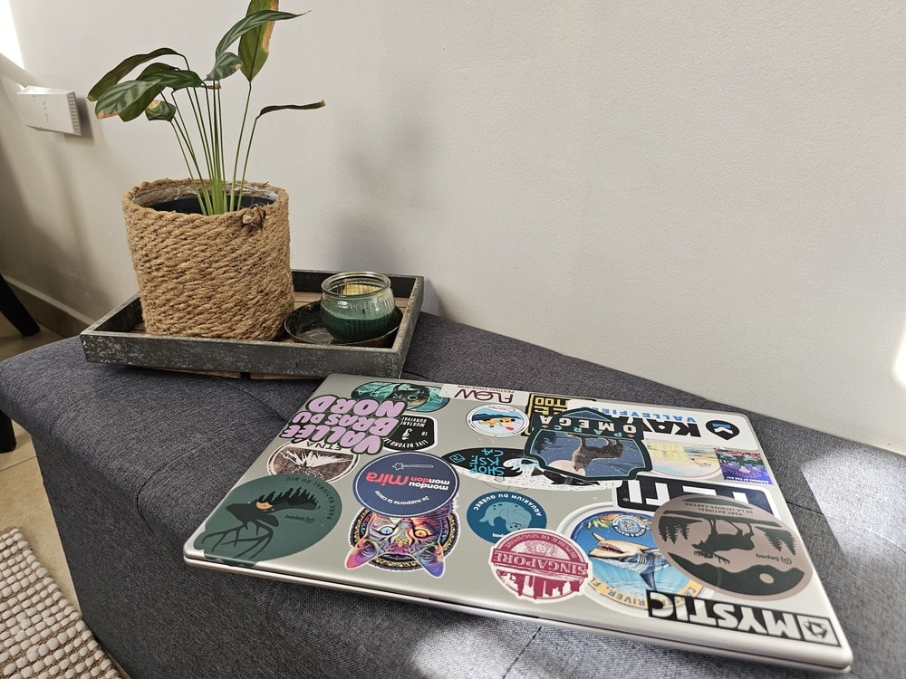 Ordinateur portable sur une table