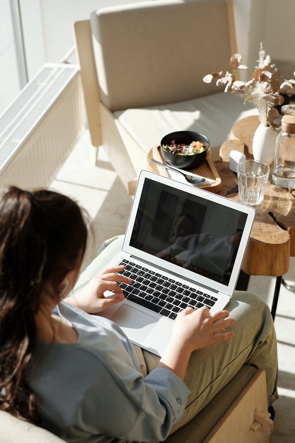 Adjointe virtuelle qui travaille sur son ordinateur portable