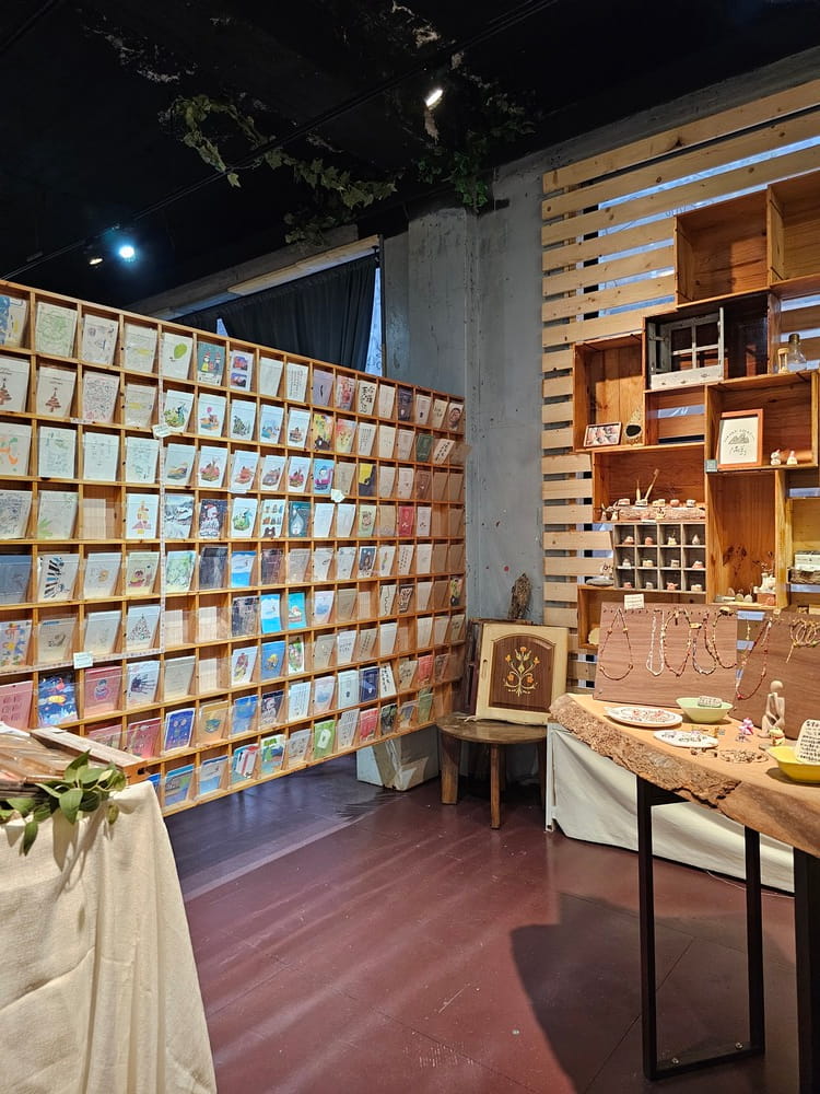 Au café de chats Xiao Chu is Flying à Taipei, on peut envoyer des cartes postales partout dans le monde #taipei #taiwan #catcoffee