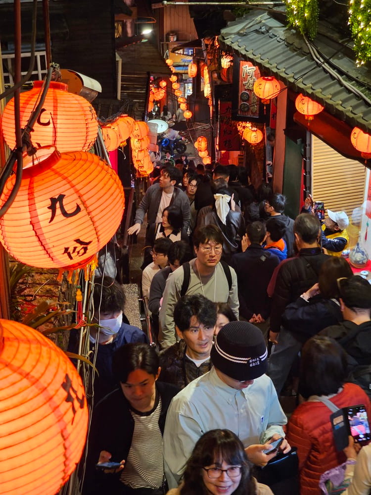 Des centaines de marcheurs qui visitent les ruelles du village de Jiufen le soir à Taiwan #jiufen #taiwan