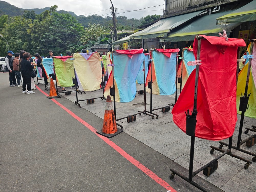 Quantité de lanternes chinoises dans les rues de Shifen qui s'apprêtent à s'envoler, créant de la pollution à Taiwan #shifen #taiwan