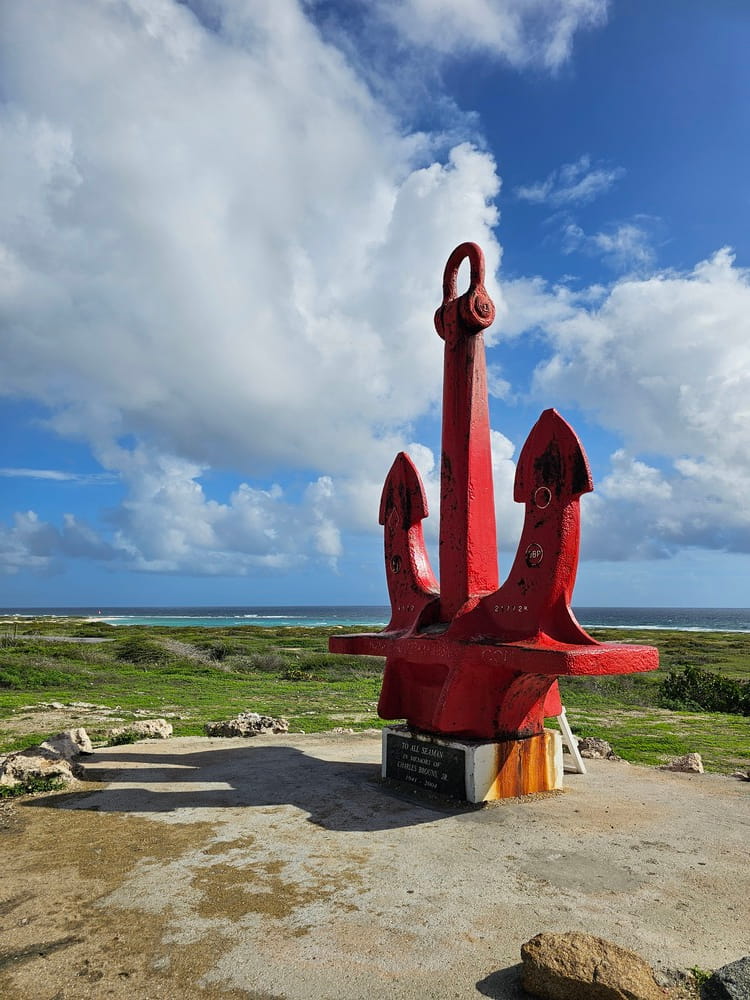 Au bout de la côte Est de l'île de Aruba, il y a une ancre rouge en l'honneur des marins partout dans le monde #aruba #roadtrip