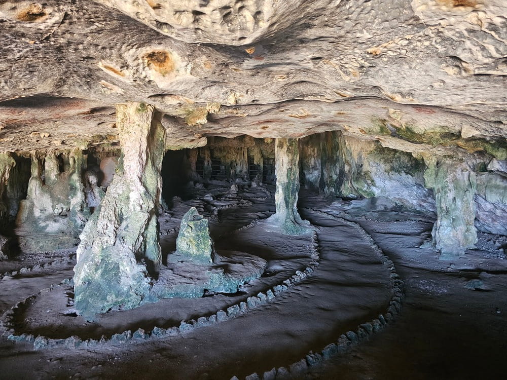 Intérieur de Fontein Cave dans le parc national de Arikok à voir pendant un voyage à Aruba #aruba #roadtrip
