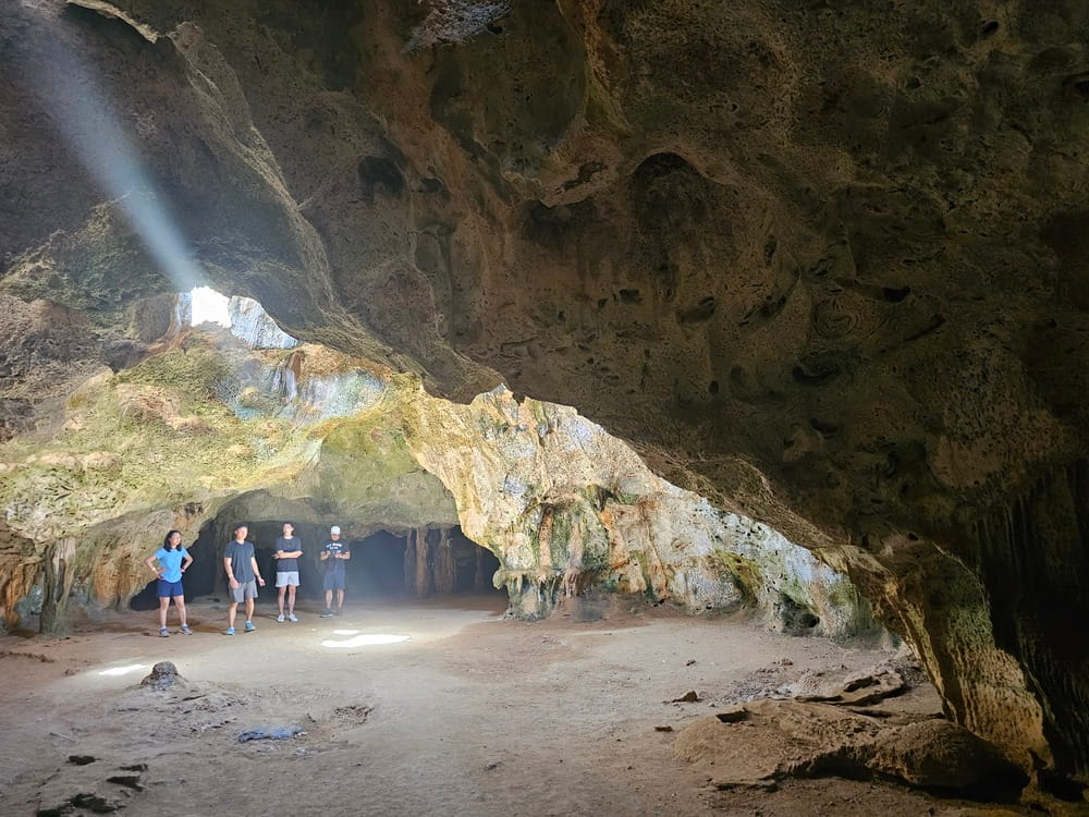 Intérieur de la grotte de Guadirikiri dans le Parc National Arikok à Aruba, à voir en roadtrip sur l'île #aruba