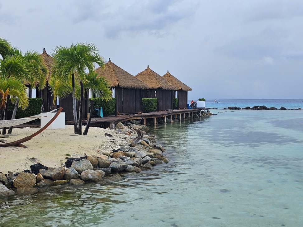 Maisonnettes sur l'île de la Renaissance en roadtrip à Aruba #aruba #roadtrip