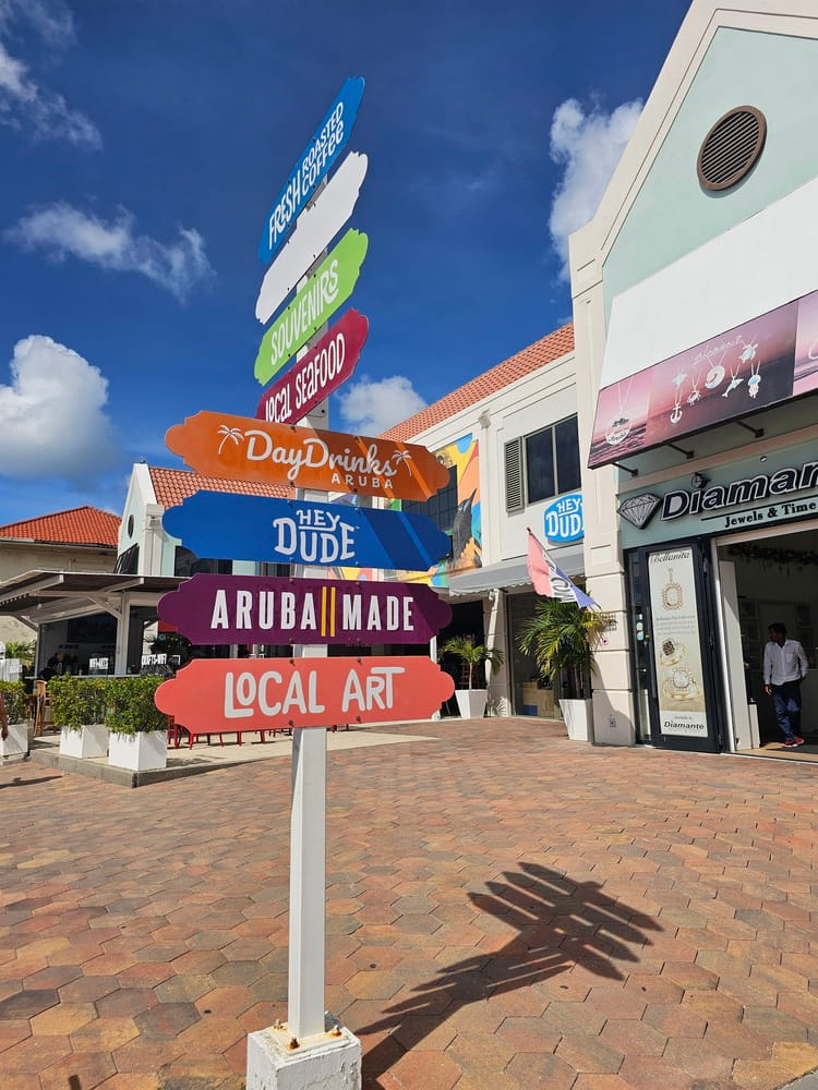 Dans les rues de la ville Oranjestad en voyage à Aruba #aruba