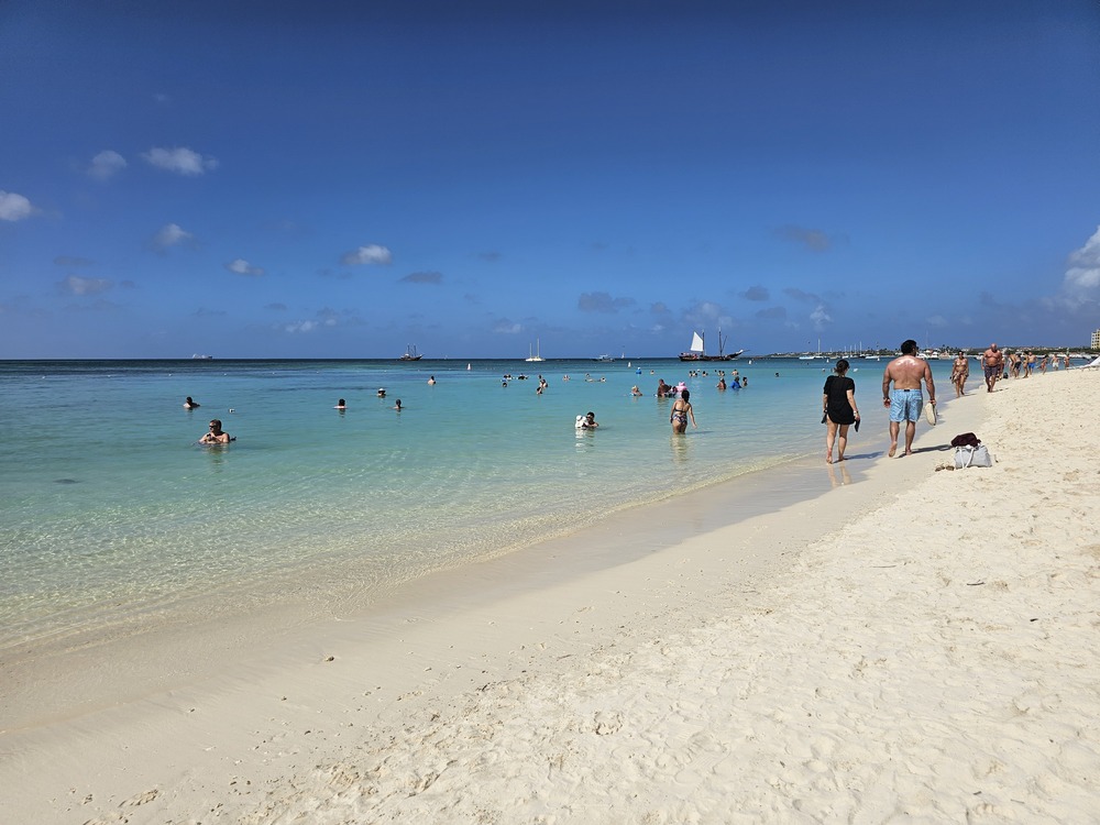 Aller à la plage de Palm Beach pendant un voyage à Aruba est un incontournable #aruba