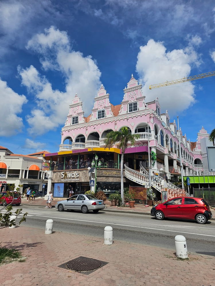 Bâtiment typique de Oranjestad, la capitale du pays pendant mon roadtrip à Aruba #aruba #roadtrip