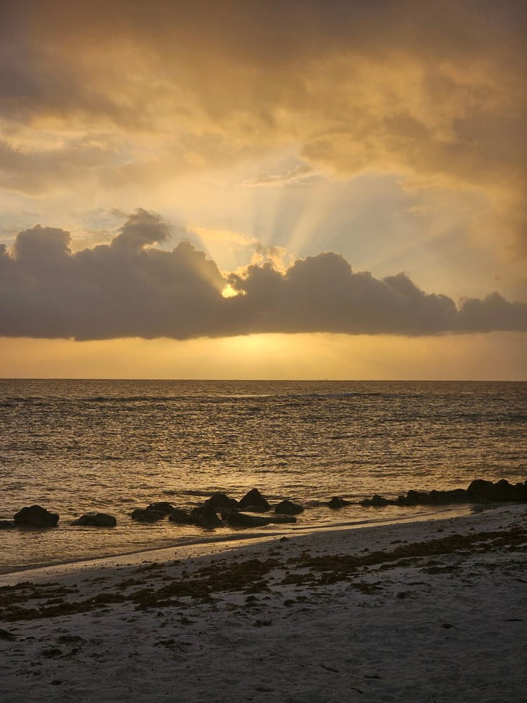 J'ai vu des couchers de soleil magnifiques sur les plages de Aruba pendant mon roadtrip #aruba #roadtrip