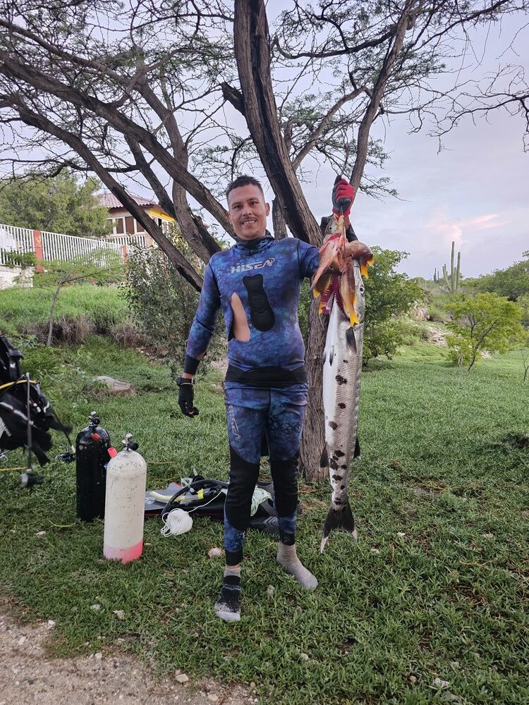 Pendant mon voyage à Aruba, je suis tombée sur un gars qui avait pris un barracuda pendant sa pêche au harpon #aruba #roadtrip