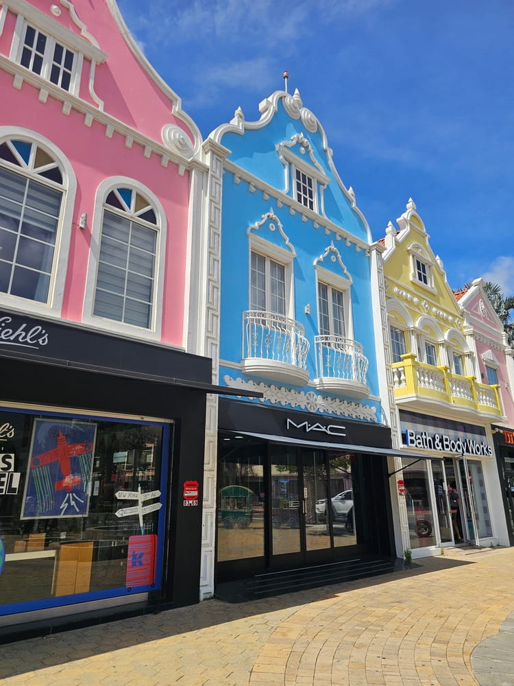 L'architecture néerlandaise de Oranjestad, à Aruba, typique de la capitale, un incontournable lors d'un voyage #aruba #roadtrip