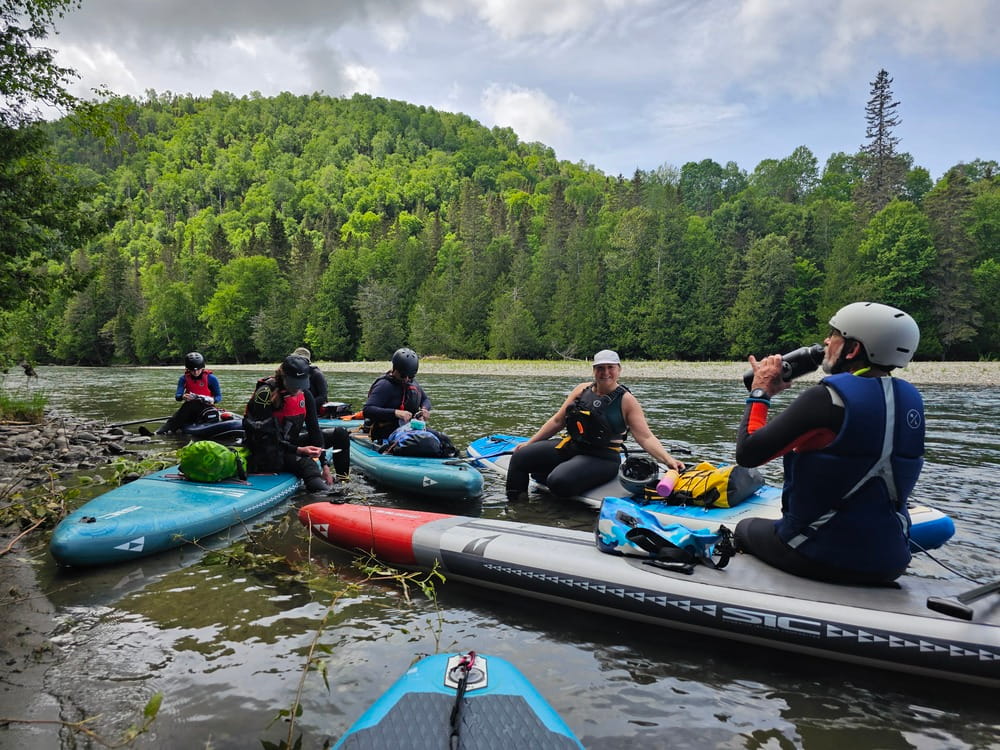 Pause-dîner en paddleboard sur la Petite Cascapédia en Gaspésie #paddleboard #Gaspesie
