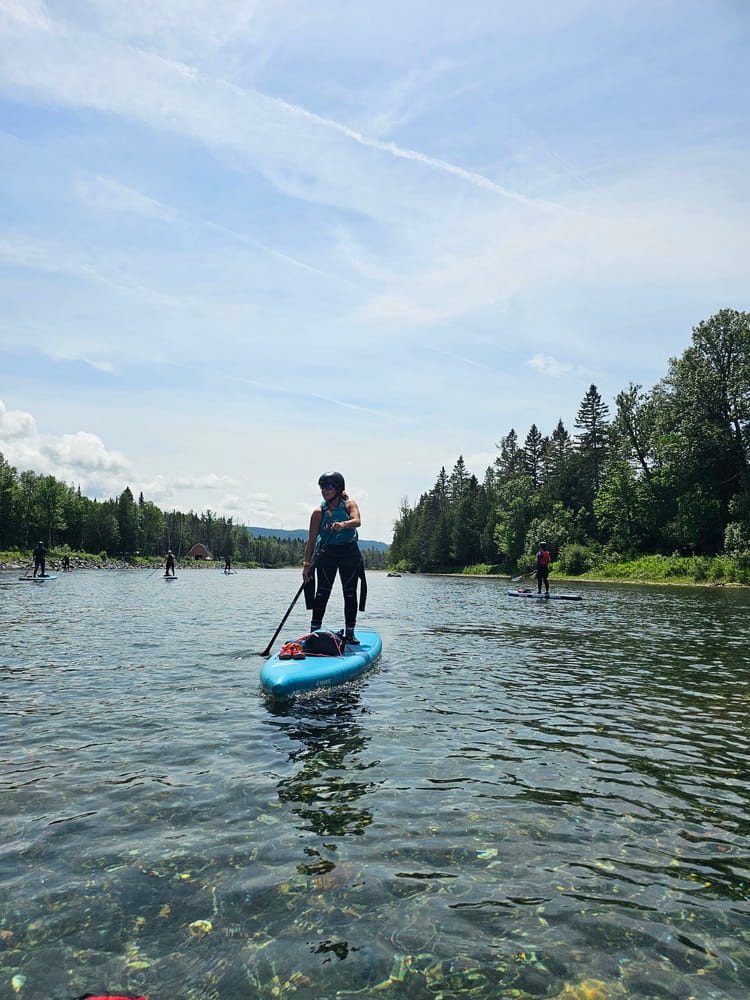 Sur une planche à pagaie avec mon casque de sécurité en Gaspésie #paddleboard #Gaspesie