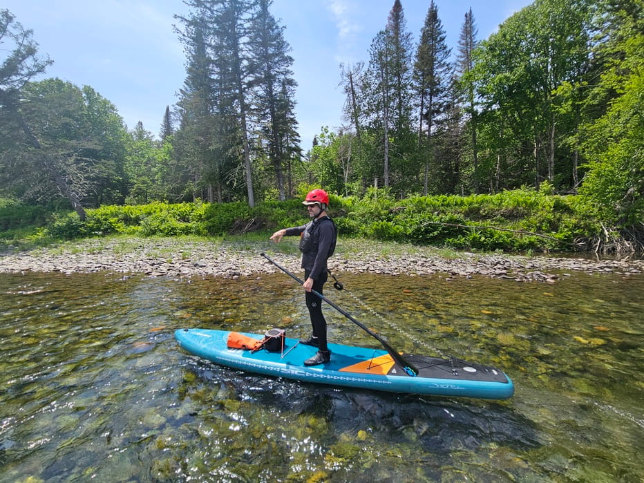 Pagayeur équipé sécuritairement pour descendre une rivière en eau vive #paddleboard #Gaspesie