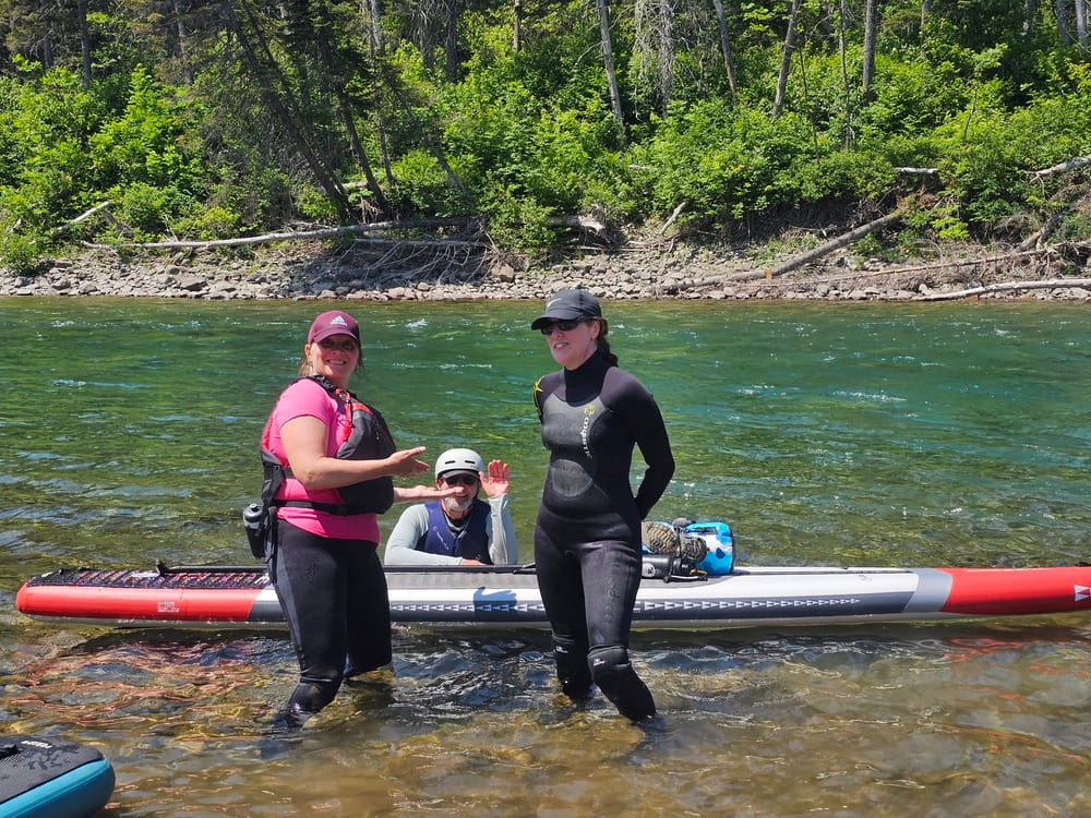 Les pagayeurs de la rivière Bonaventure portent des wetsuits pour descendre la rivière car l'eau est très froide #paddleboard #Gaspesie