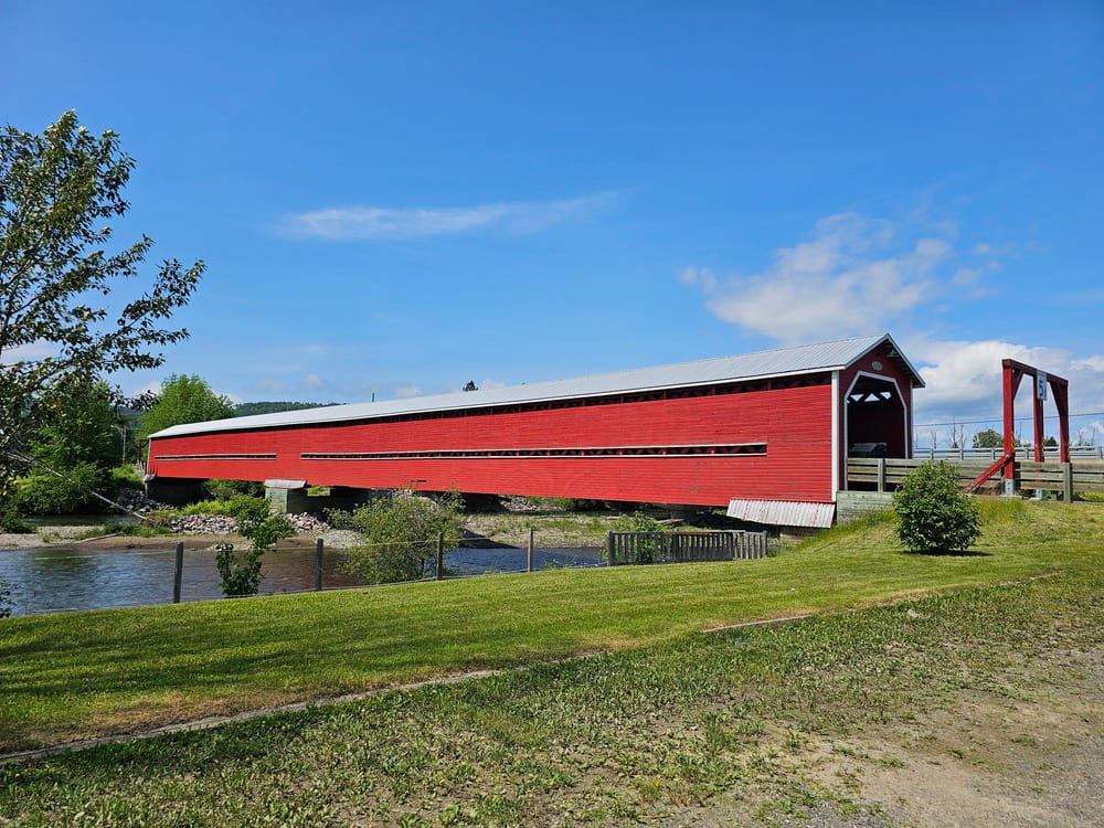 Pont rouge qui surplombe la rivière Petite Cascapédia en Gaspésie #paddleboard #Gaspesie