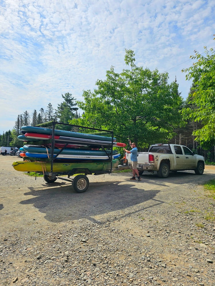 L'entreprise Cîme Aventures offre le service de transport des planches pour descendre la rivière Bonaventure en Gaspésie #paddleboard #gaspesie