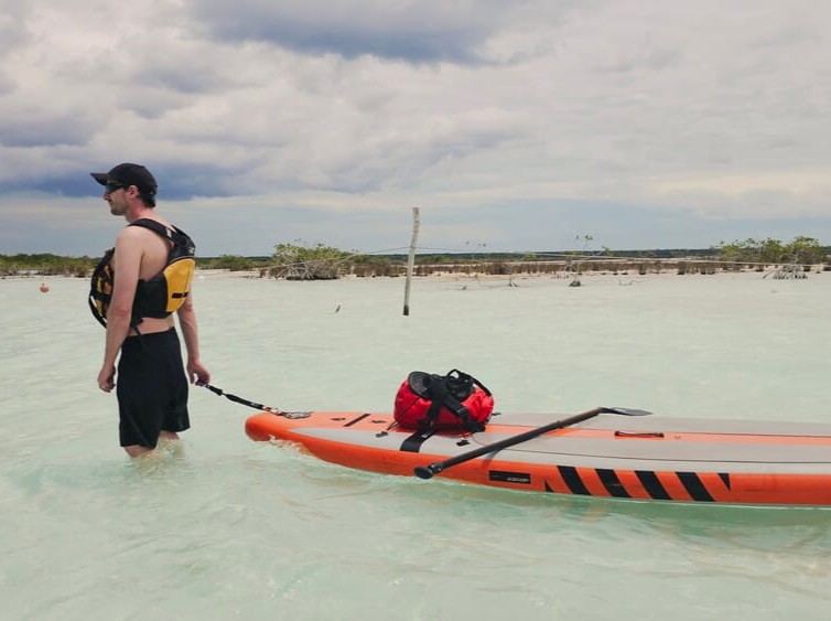 Mon conjoint qui se promène avec sa planche à pagaie dans le Canal des Pirates de Bacalar au Mexique #bacalar #mexique #paddleboard
