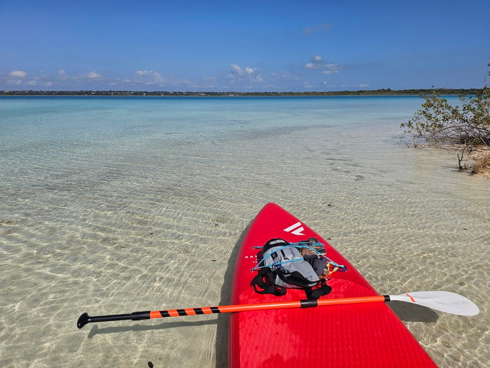 J'ai apporté ma planche de paddle Fanatic à Bacalar pour pouvoir découvrir les alentours à mon propre rythme #paddleboard #bacalar #mexique