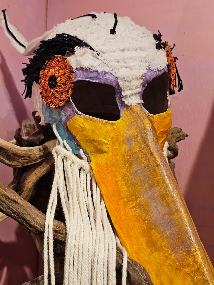 Masque d'oiseau créé par un artisan dans une boutique de Bacalar