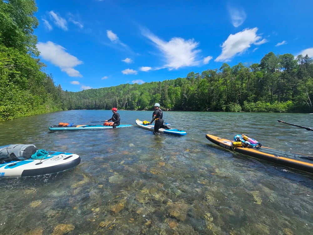 Pause dîner entre amis pendant notre descente de la rivière en Gaspésie avec nos planches #paddleboard #gaspesie
