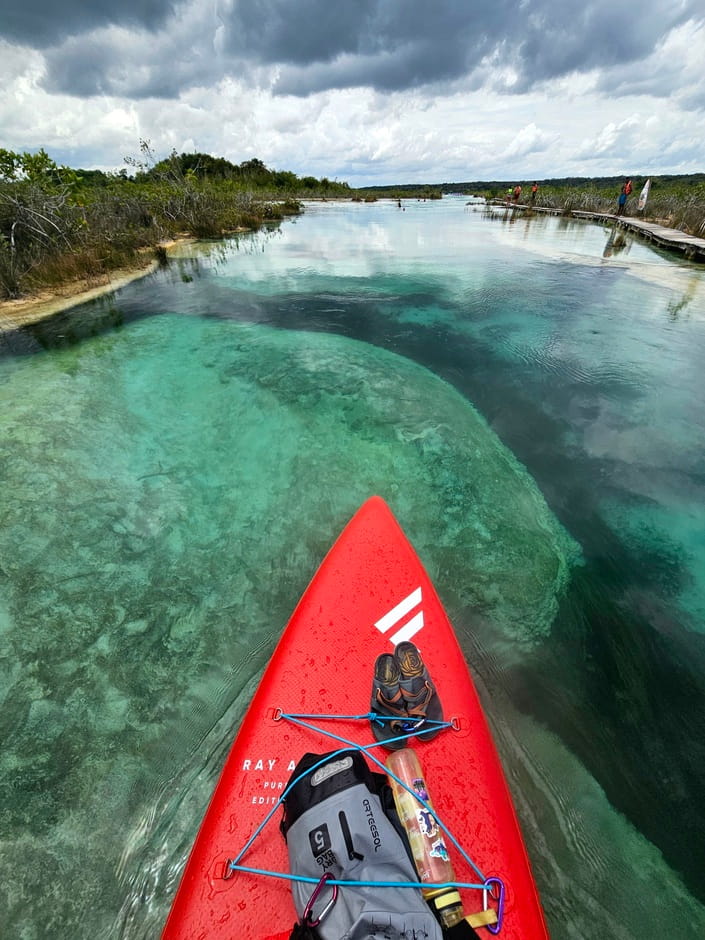 Je passe par-dessus un gros stromatolithe de Los Rapidos pendant mon excursion au Mexique #SUP #Mexique #Bacalar
