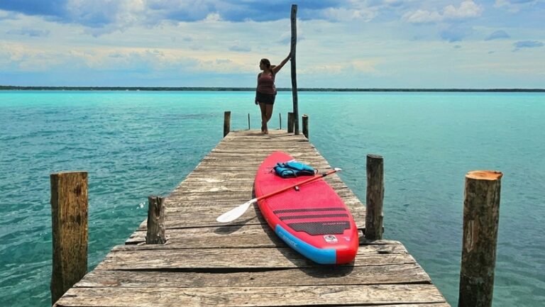 Je suis sur un quai public à Bacalar avec planche de paddle et j'attends d'aller à l'eau #bacalar #mexique #paddleboard