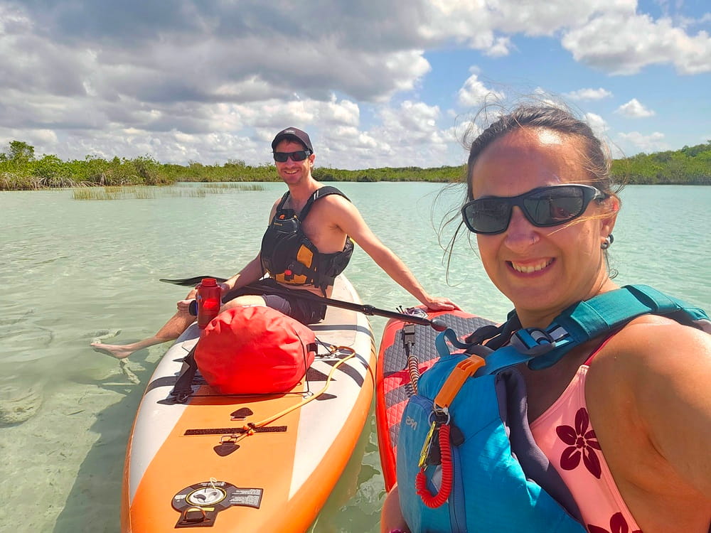 On prend une pause sur nos planches à Bacalar #bacalar #mexique #paddleboard