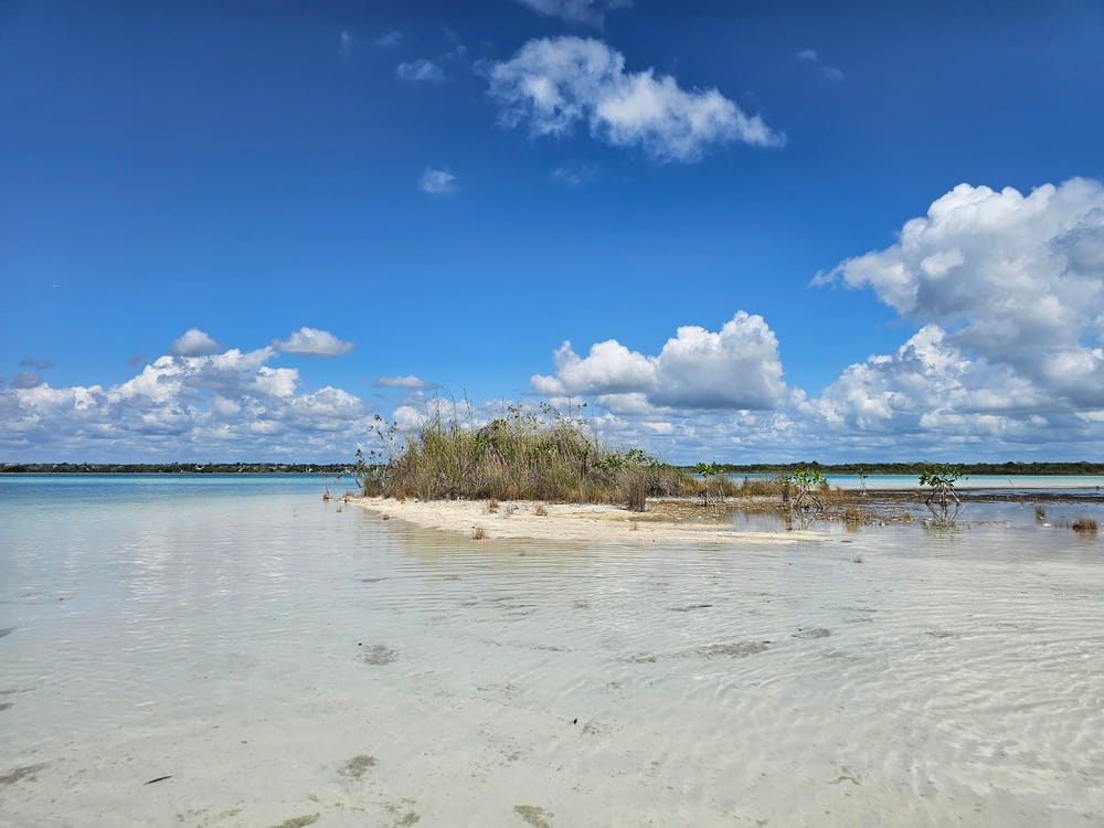 Explorer des endroits sacrets avec sa planche à pagaie en voyage à Bacalar au Mexique #paddleboard #bacalar #mexique
