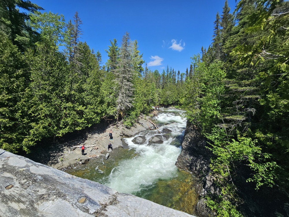 Quand on fait du paddleboard en Gaspésie, on en profite pour aller voir les magnifiques chutes sur la rivière Bonaventure #gaspesie #paddleboard